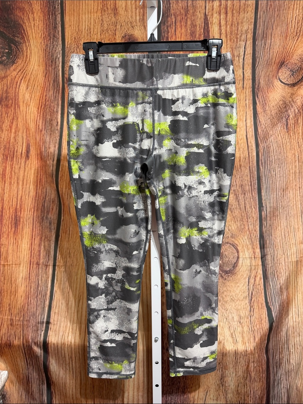🚨(4/$10) Multicolor Active Capri Leggings Size S/M
